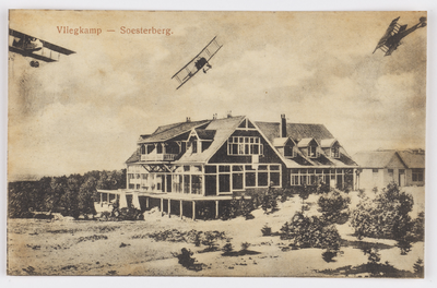 18194 Gezicht op een logiesgebouw op het vliegkamp Soesterberg te Soesterberg (gemeente Soest), met in de lucht enkele ...